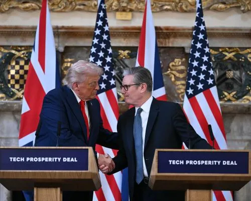 Donald Trump Directs Criticism on Putin and Praises UK in Press Conference with Keir Starmer